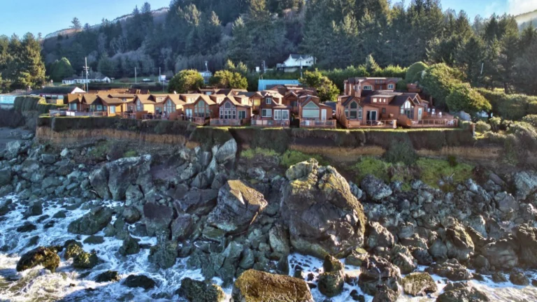 White Rock Resorts Cabins, a dog-friendly hotel in Smith River, California