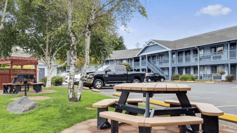 Best Western Country Inn, a dog-friendly hotel in Fortuna, California