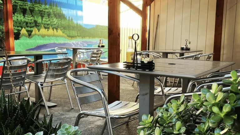 Avenue Cafe, a dog-friendly restaurant in Miranda, California