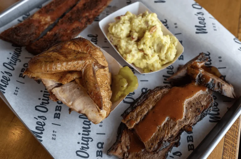 Moe’s Original BBQ, a dog-friendly restaurant in Tahoe City, California