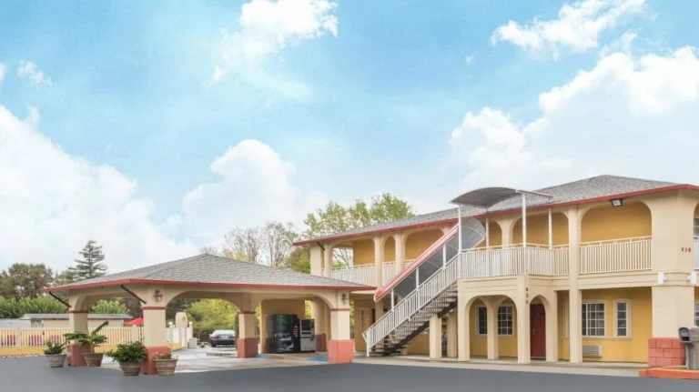 Super 8 Upper Lake, a dog-friendly hotel in Upper Lake, California