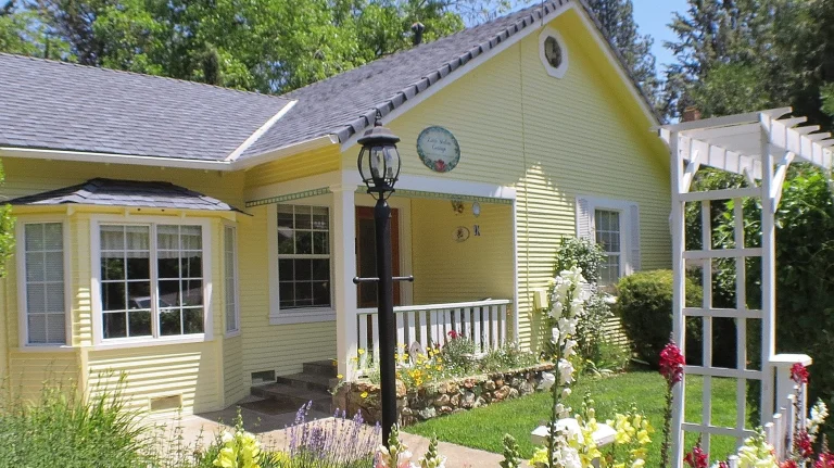 Little Yellow Cottage, a dog-friendly lodging in Murphys, California