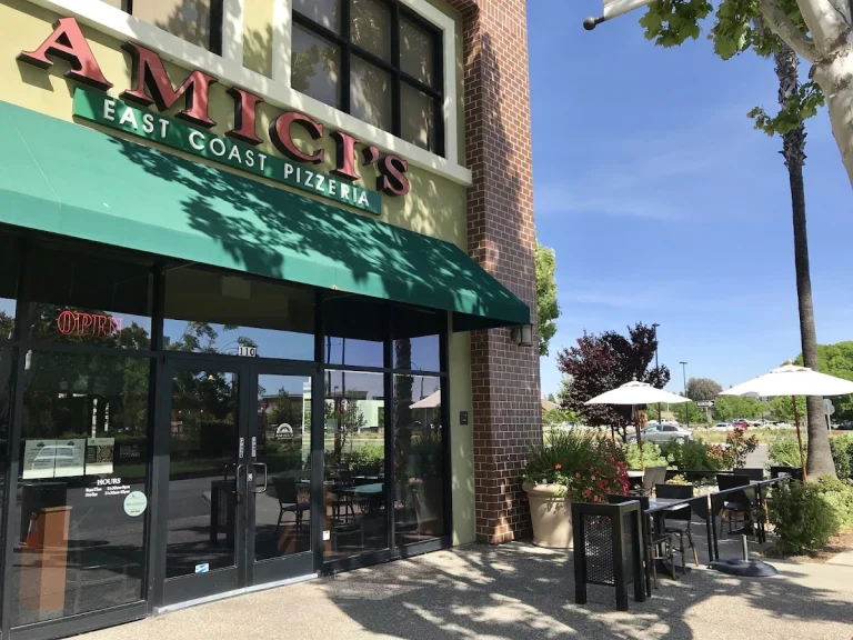 Amici's East Coast Pizzeria, a dog-friendly restaurant in Vacaville, California