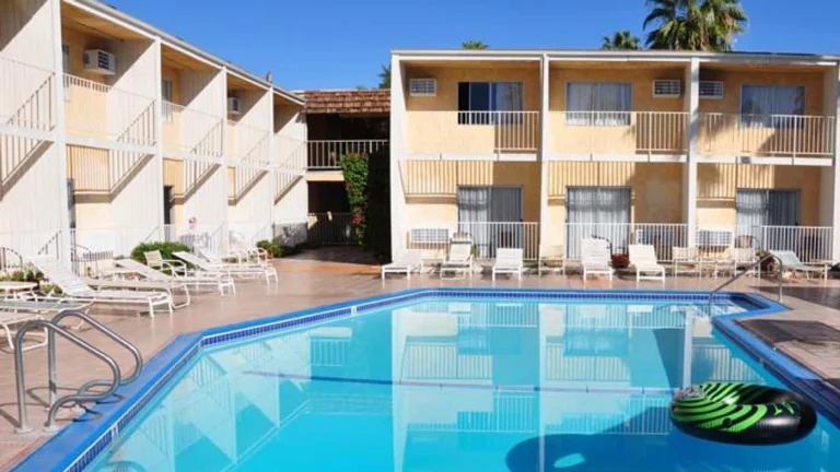 Delos Reyes Palm Springs, a dog-friendly hotel in Palm Springs, California