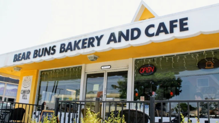 Bear Buns Bakery & Café, a dog-friendly restaurant in San Diego, California
