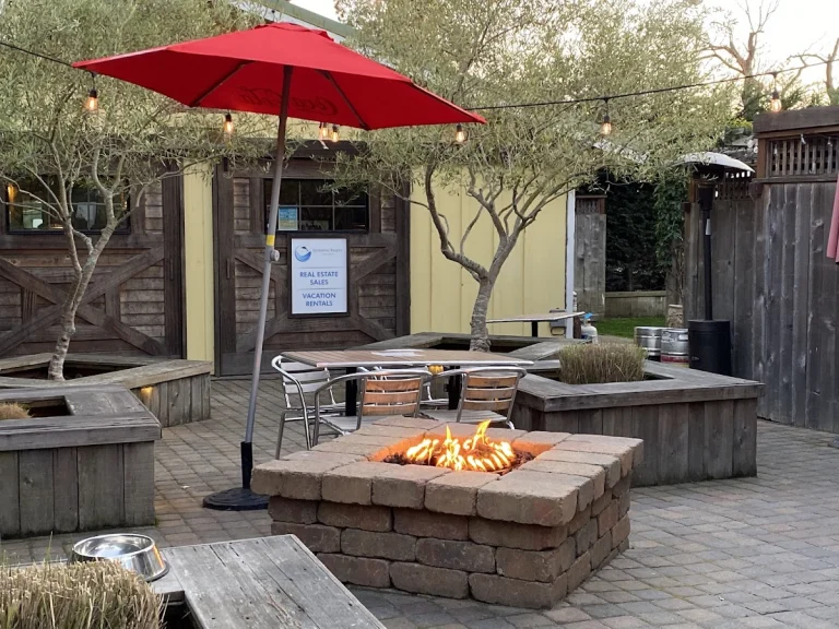 Breakers Café, a dog-friendly restaurant in Stinson Beach, California
