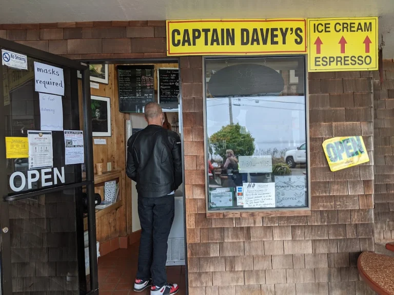 Captain Davey’s Ice Cream, a dog-friendly coffee shop in Bodega Bay, California