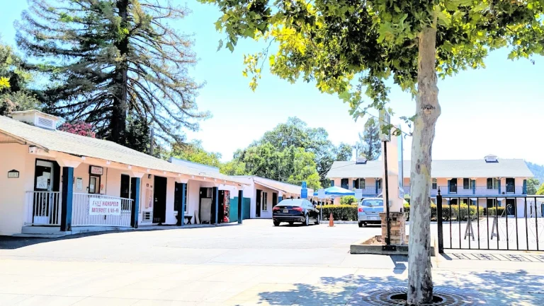Cloverdale Oaks Inn, a dog-friendly hotel in Cloverdale, California