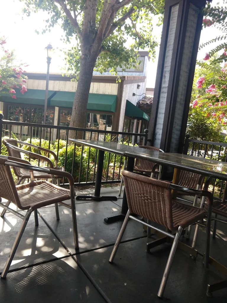 Crest Cafe, a dog-friendly restaurant in Riverside, California