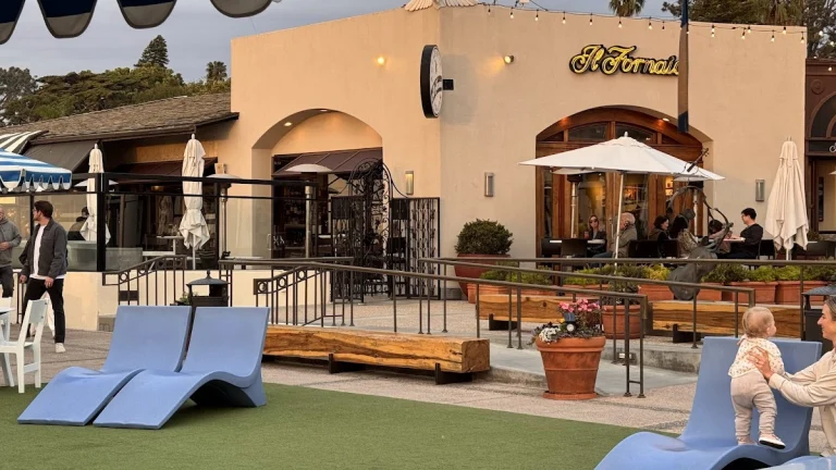 Del Mar Plaza, a dog-friendly attraction in Del Mar, California
