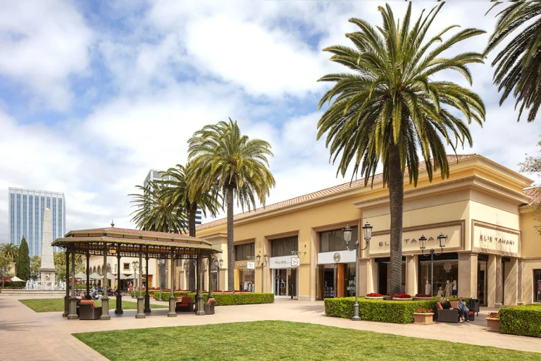 Fashion Island Shopping Center, a dog-friendly attraction in Newport Beach, California
