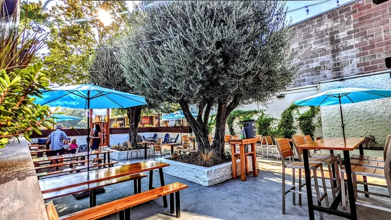 Grant Street Pub & Pizzeria, a dog-friendly restaurant in Concord, California