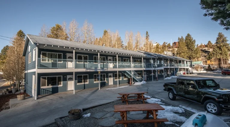 Gull Lake Lodge, a dog-friendly restaurant in June Lake, California