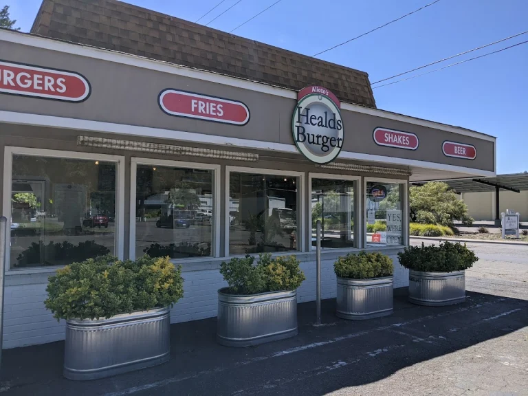 Healdsburger, a dog-friendly restaurant in Healdsburg, California