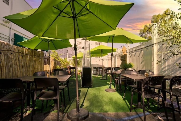 Hugo's Restaurant, a dog-friendly restaurant in Los Angeles, California