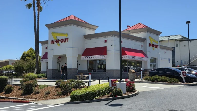 In-N-Out Burger, a dog-friendly restaurant in Pinole, California