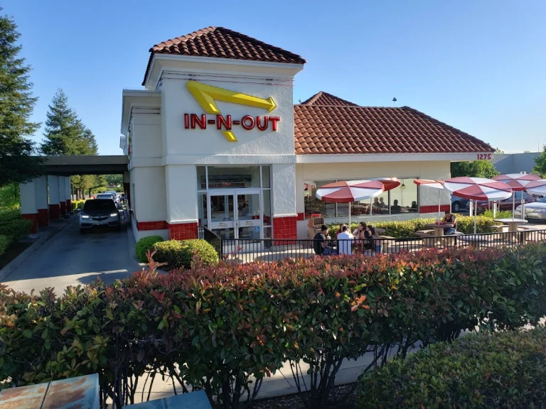 In-N-Out Burger, a dog-friendly restaurant in Redding, California
