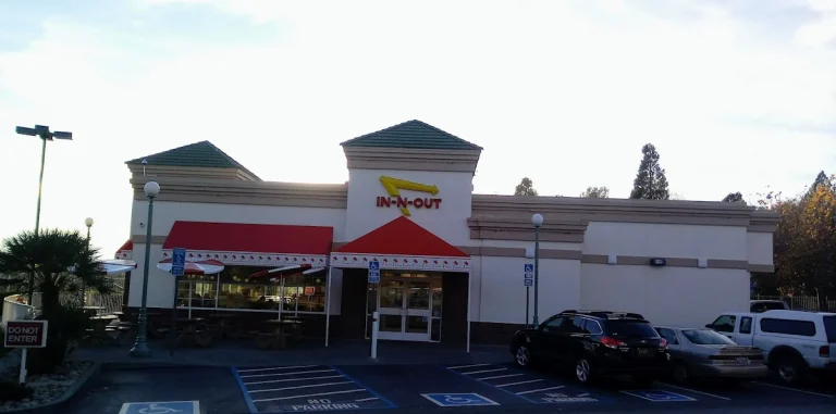 In-N-Out Burger, a dog-friendly restaurant in Auburn, California