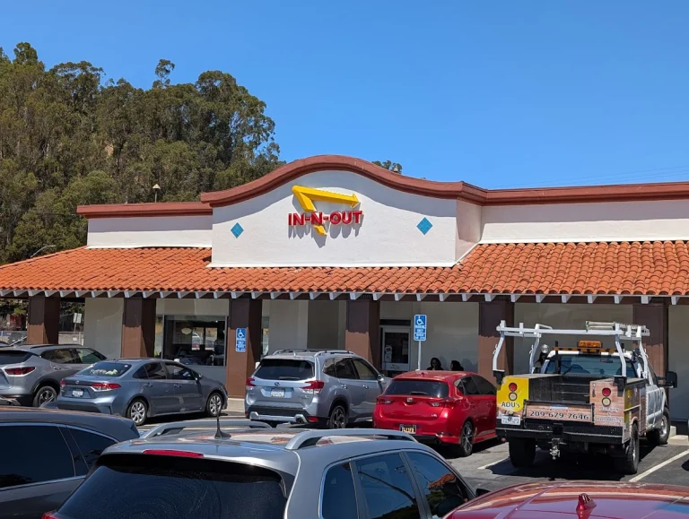 In-N-Out Burger, a dog-friendly restaurant in Mill Valley, California