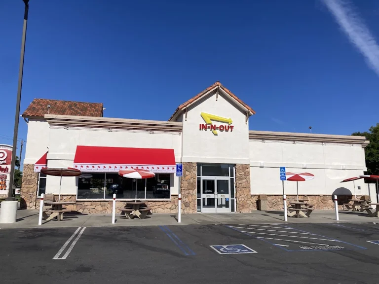 In-N-Out Burger, a dog-friendly restaurant in Napa, California