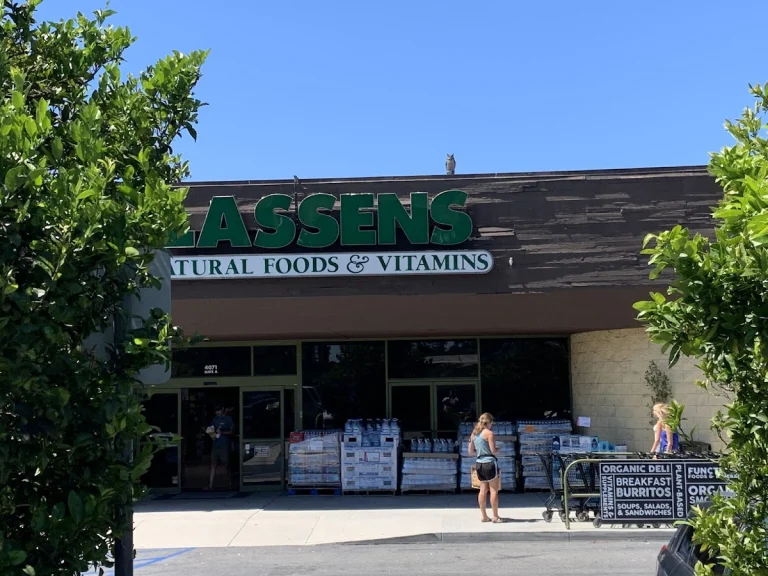 Lassens Natural Foods, a dog-friendly shopping destination in Ventura, California