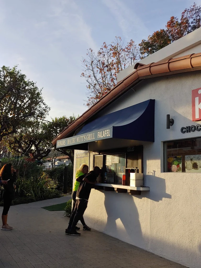 Malibu Mutt's Grill, a dog-friendly restaurant in Malibu, California