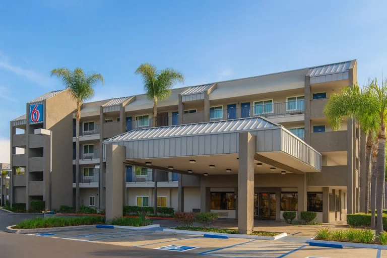 Motel 6 - Anaheim Maingate, a dog-friendly hotel in Anaheim, California