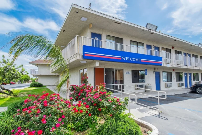 Motel 6 Bakersfield Airport, a dog-friendly hotel in Bakersfield, California