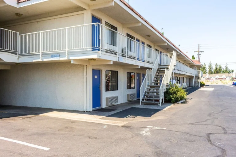 Motel 6 Bakersfield Convention, a dog-friendly hotel in Bakersfield, California