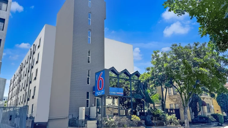 Motel 6 - Hollywood, a dog-friendly hotel in Hollywood, California
