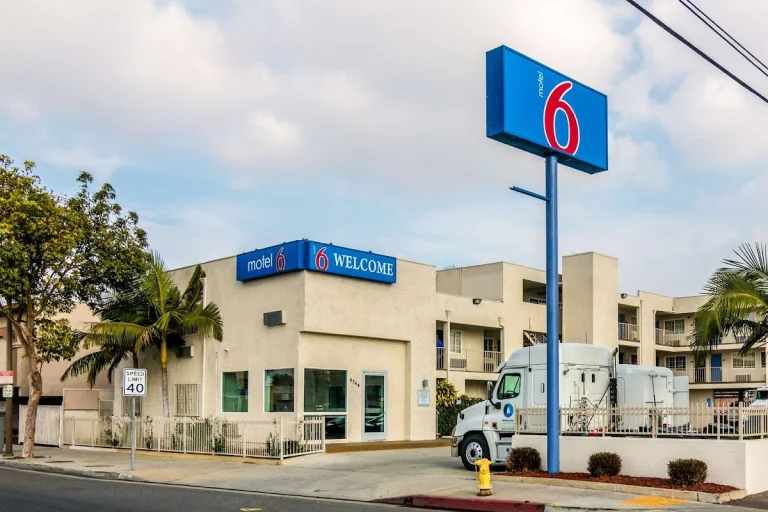 Motel 6 Los Angeles, a dog-friendly hotel in Bell, California
