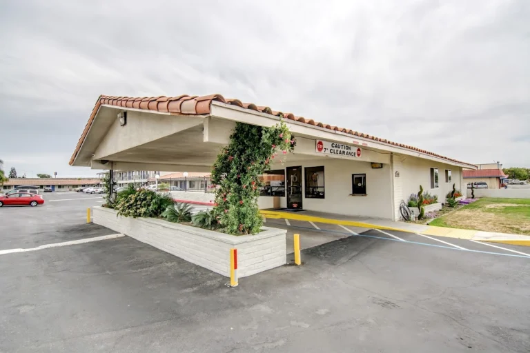 Motel 6 Manteca, a dog-friendly hotel in Manteca, California