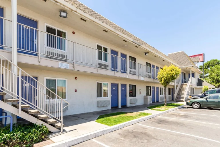 Motel 6 Merced North, a dog-friendly hotel in Merced, California