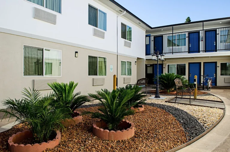 Motel 6 Modesto Downtown, a dog-friendly hotel in Modesto, California