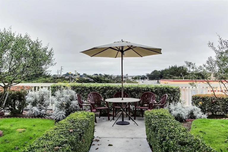 Motel 6 Monterey Marina, a dog-friendly hotel in Marina, California