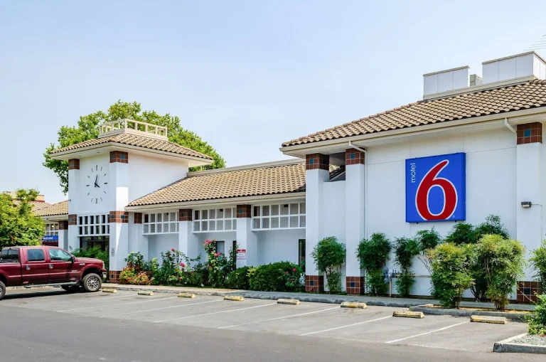 Motel 6 Oakdale, a dog-friendly hotel in Oakdale, California