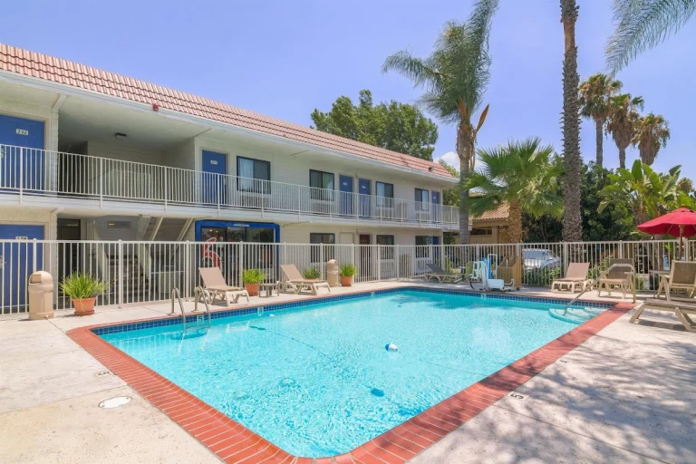 Motel 6 Simi Valley, a dog-friendly hotel in Simi Valley, California