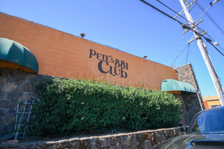 Pete’s 881 Club, a dog-friendly restaurant in San Rafael, California