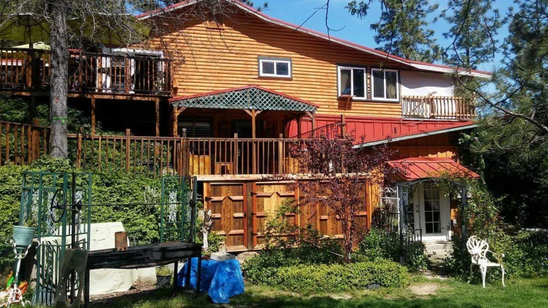 Pine Rose Inn, a dog-friendly hotel in Oakhurst, California