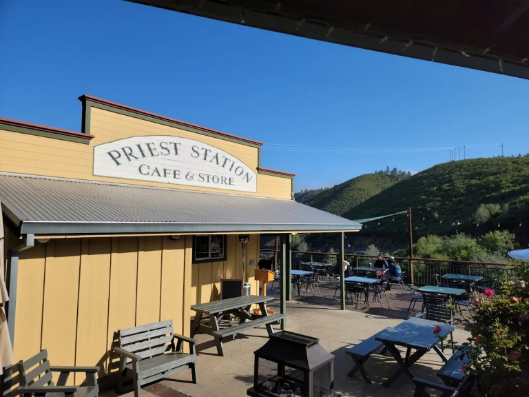 Priest Station Cafe, a dog-friendly restaurant in Big Oak Flat, California