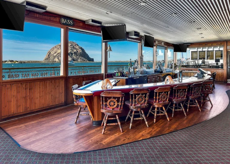 Rose's Landing Bar & Grill, a dog-friendly restaurant in Morro Bay, California