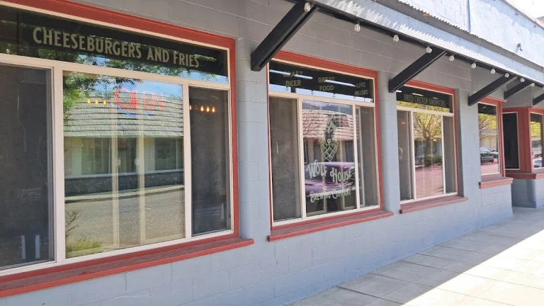 Ruth McGowan's BrewPub, a dog-friendly bar in Cloverdale, California