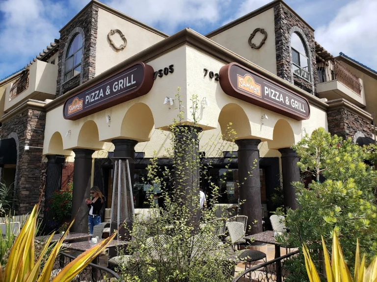 Sammy’s Woodfired Pizza, a dog-friendly restaurant in La Jolla, California