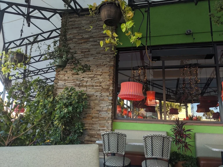 Sammy’s Woodfired Pizza, a dog-friendly restaurant in San Marcos, California