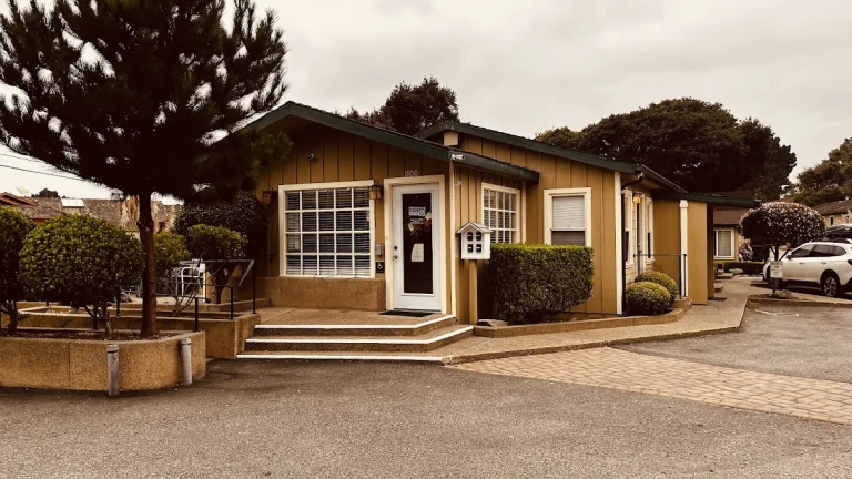 Sea Breeze Inn & Cottages