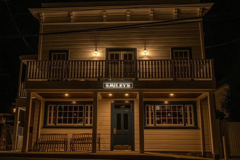 Smiley's Schooner Saloon, Bolinas