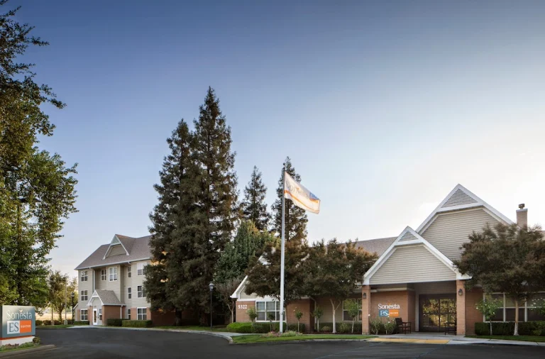 Sonesta ES Suites Fresno, a dog-friendly hotel in Fresno, California