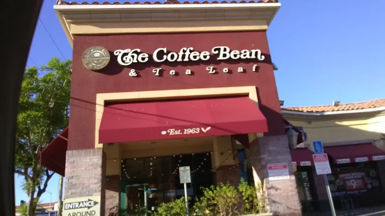 The Coffee Bean & Tea Leaf, a dog-friendly coffee shop in Ventura, California