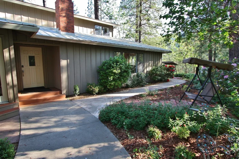 The Inn at Shasta Lake, a dog-friendly lodging in Lakehead, California