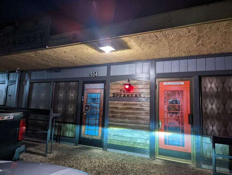 The Speakeasy, a dog-friendly restaurant in Novato, California